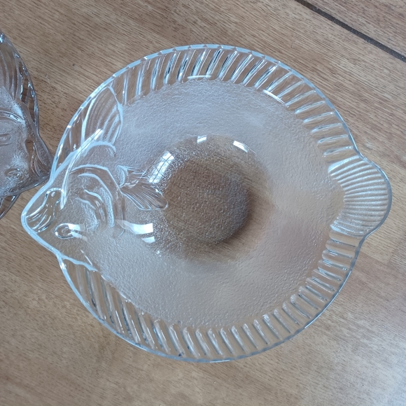 Glass fish serving bowls set if 2- 8.5 inches wide - Picture 2 of 3